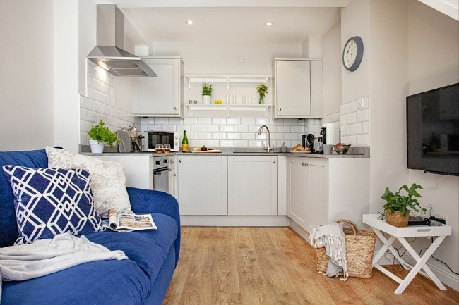 Open plan living area - Smart TV with free WiFi - Cobblers Cottage