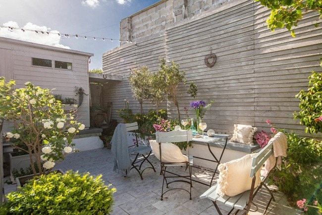 The garden and dining area - Carvossa