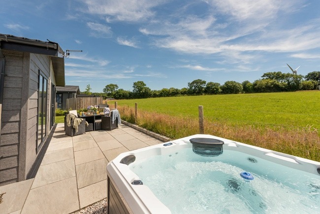 The hot tub outside and the views - Forget Me Not Lodge 