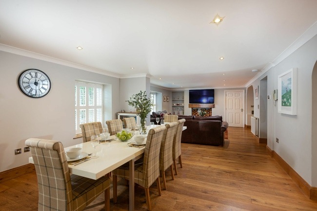 Large dining table with seating for 8 guests, sofas and Smart TV - 3 The Manor, Porthkidney Sands