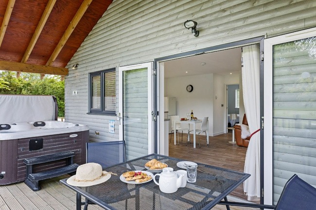Outside covered area on decking with Hot tub and outdoor dining - The clover Lodge
