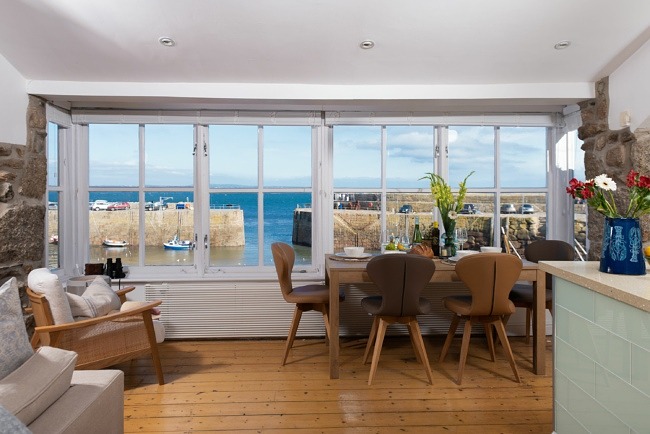 Dining area overlooking the harbour - Tides Reach
