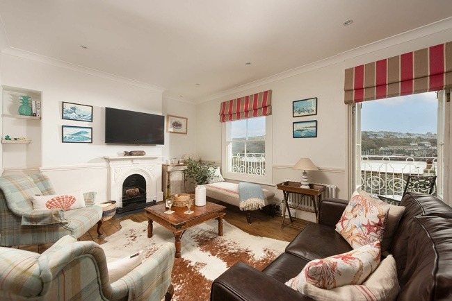 The living area with plenty of seating - La Folie 