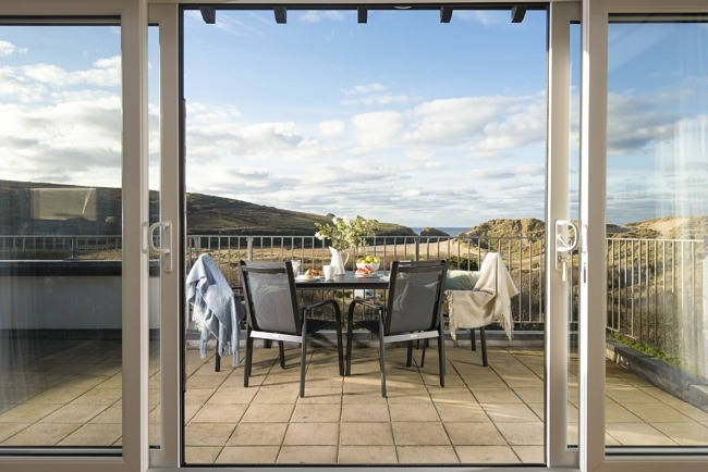 Seafront property with spectacular views, pet friendly with parking - Beachcomber