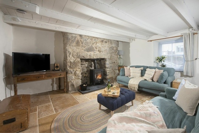 The living room for guests to relax and watch TV - School Cottage 