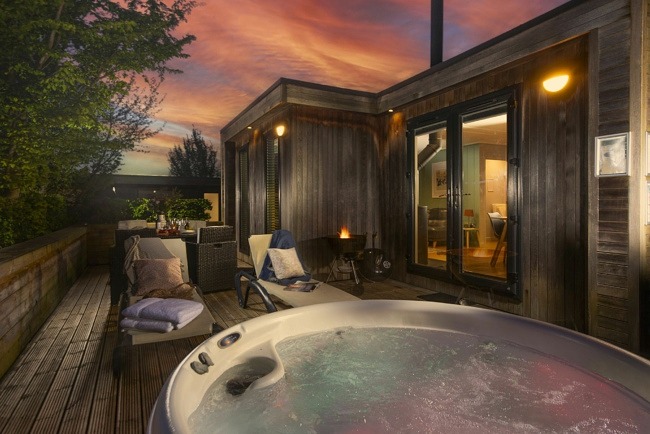 Relaxing decking area with hot tub - Blackbird Lodge 