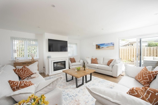 Living area with electric fireplace - Tre Lowen