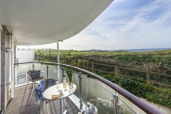 Furnished balcony with sea views - 10 Bredon Court