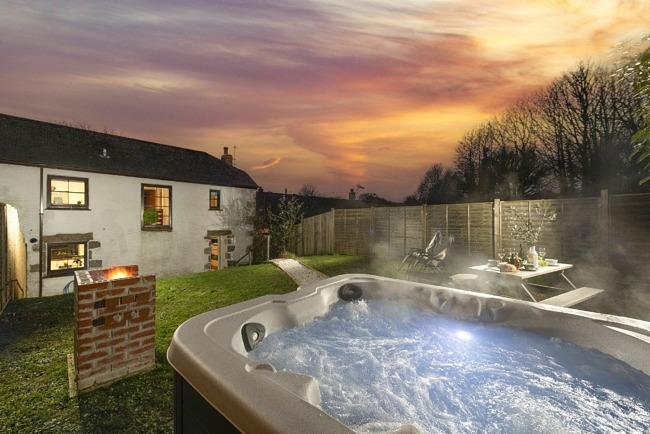Private hot tub - The Old Hay Barn