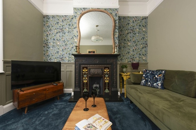 Living area with Smart TV - Free Wif-Fi - The Secret Seascape