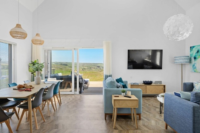 Open plan living with dining seating for eight and access to the decked patio - 5 The Vista, Willingcott 