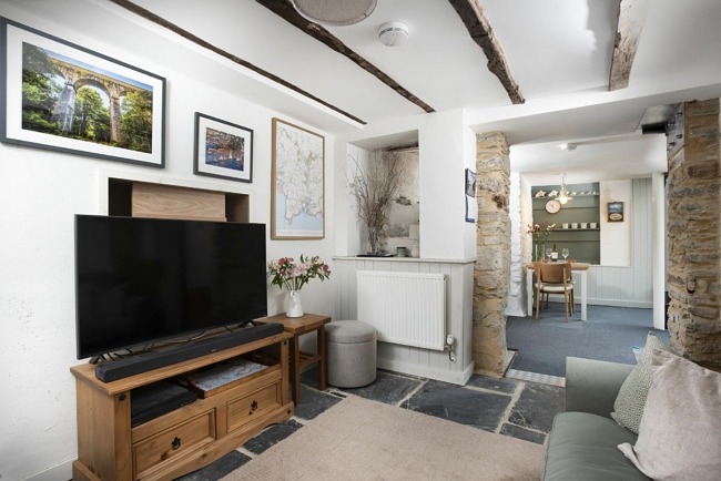 Living room leading into kitchen - An Selder