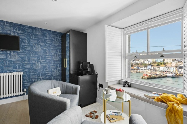 Tea and coffee facilities, wardrobe and sea view  - Vigilance Suite