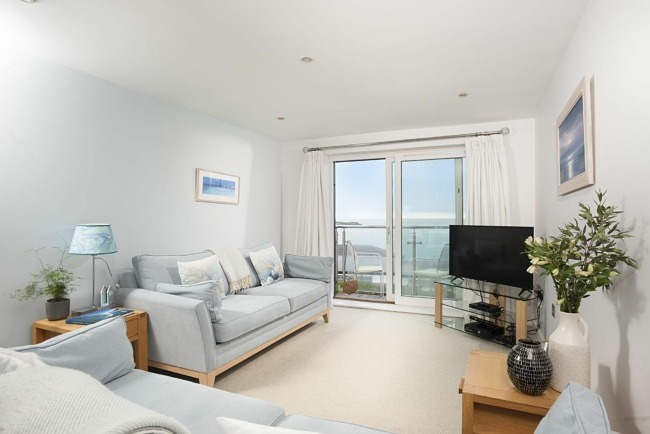 Living room with sea view balcony - 18 The Sands