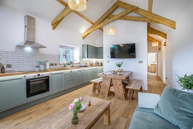 Open plan living wit large kitchen, lounge and dining  bench - Longpark Linhay