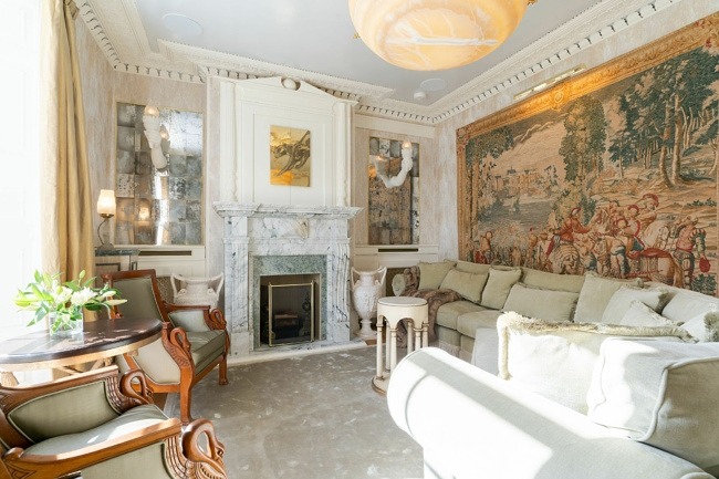 Beautiful lounge with fireplace and ample seating - Castle Lodge