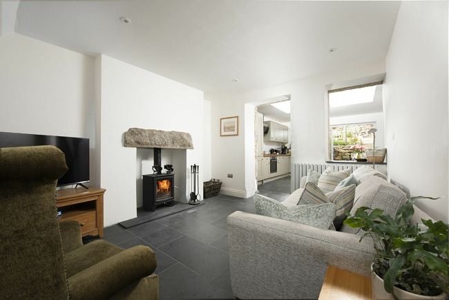 Cosy lounge with fireplace, sofas and TV  - Fernbank
