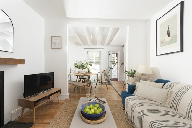 Open plan living, sofa, Smart TV, dining area - Bluebell Cottage
