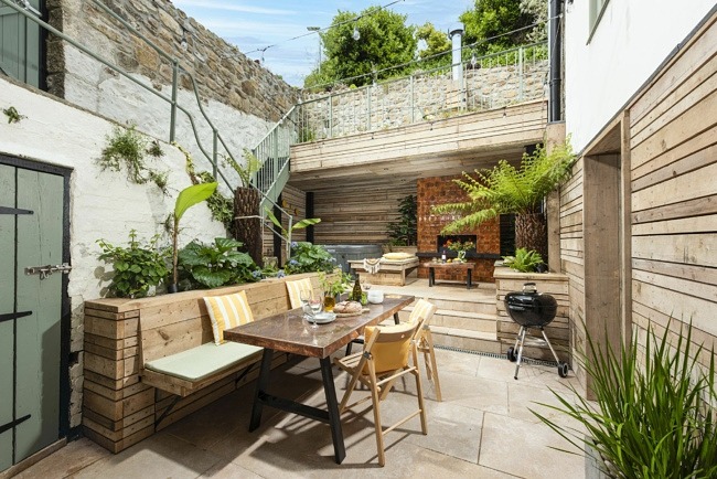 contemporary garden with balcony, hot tub, seating and dining area - Sandy Boobies