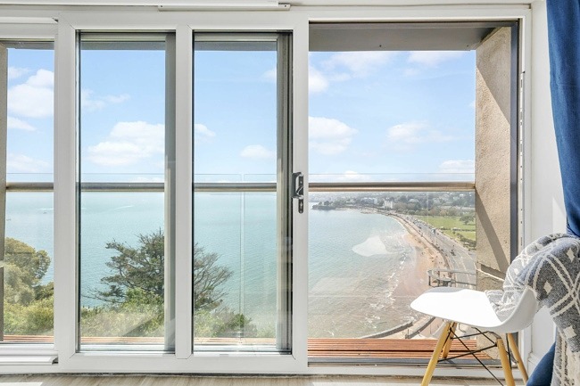 living room with sliding doors with sea view - Marina View Suite 