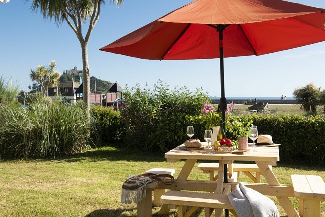 Outdoor seating dining area with parasol - Folneth