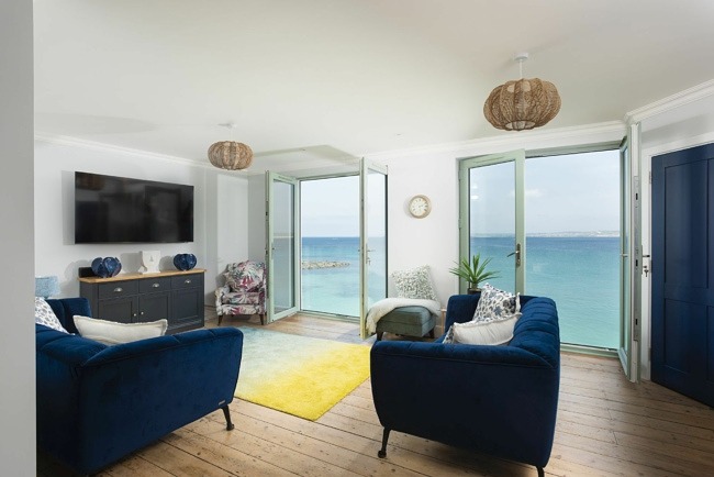 Living room with sofas, sea view, beach front - Mermaids 2
