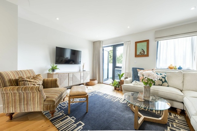 Living room with armchair and sofa, Smart TV and access to balcony - Treth Nook