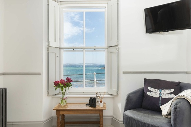 Ocean view form living area with Smart TV - Glas Mor 