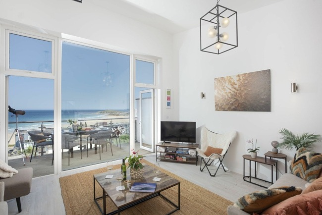 Bright living area with Smart TV, balcony with outdoor dining and coffee table - Trelantis, 5 Gwelva
