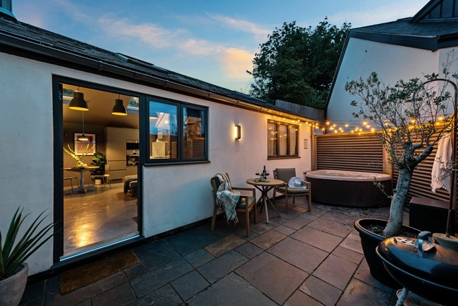 Spacious patio with hot tub and outside seating - The Beam
