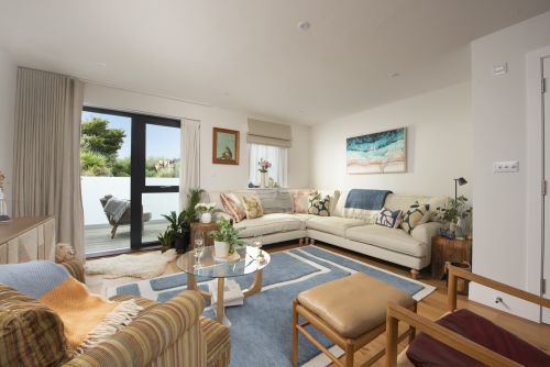 Living room with armchair and sofa, Smart TV and access to balcony - Treth Nook
