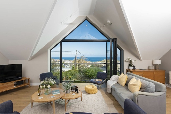 Living room with tri fold doors and sea views - Cloud 10