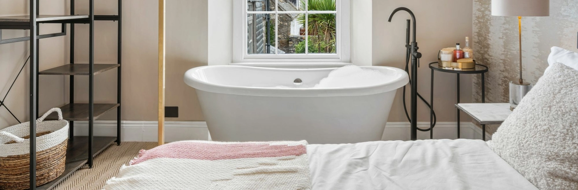 Tregurno self-catering cottage in St Ives with luxury bathtub in bedroom