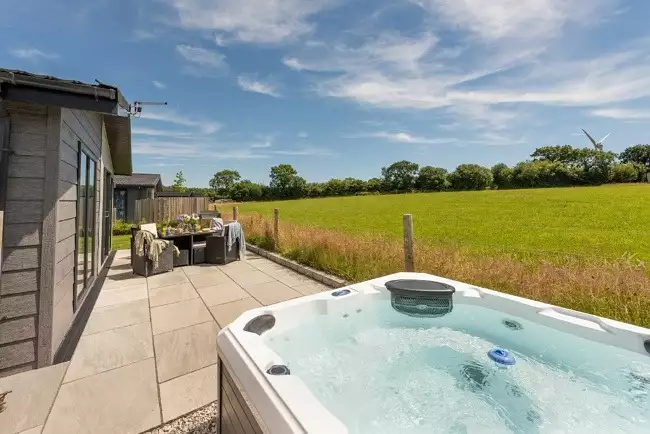 The hot tub outside and the views - Forget Me Not Lodge 