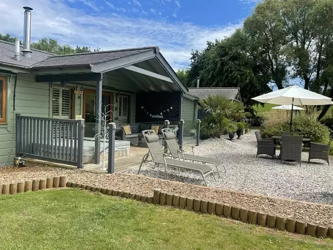 Private entrance and outdoor seating for all guests - Kingfisher Lodge