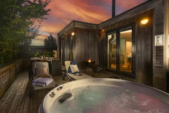 Relaxing decking area with hot tub - Blackbird Lodge 