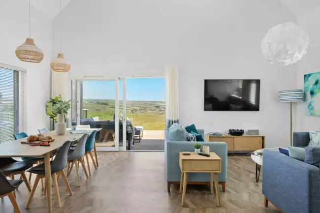 Open plan living with dining seating for eight and access to the decked patio - 5 The Vista, Willingcott 