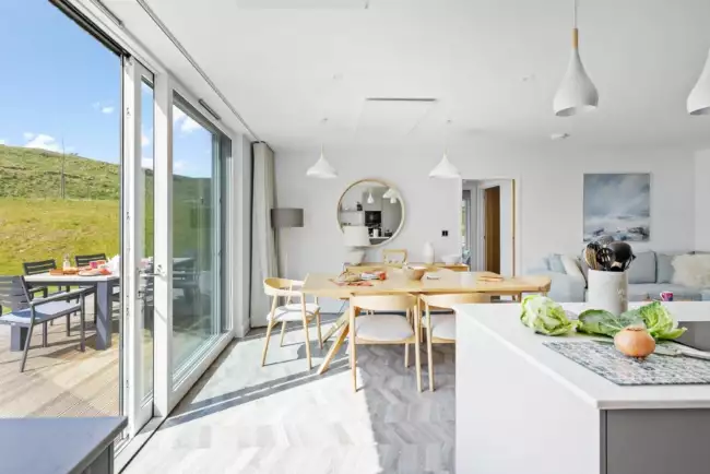 Open plan living area with dining seating for 6, access to the decked patio - 6 The Vista, Willingcott