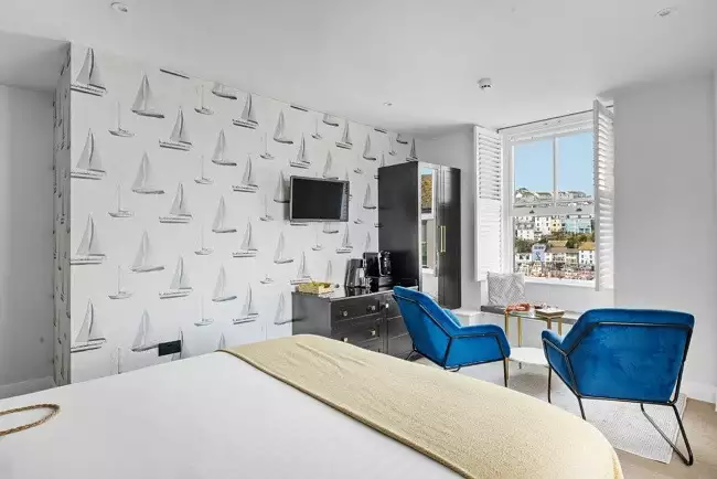Room with wardrobe, TV, drink station ad harbour views - Golden Vanity Suite