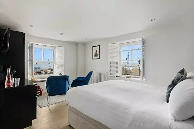 King size bed with bedside tables - Pilgrim Suite