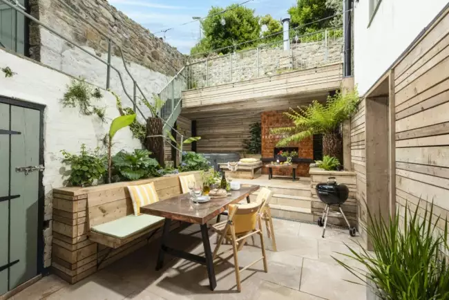 contemporary garden with balcony, hot tub, seating and dining area - Sandy Boobies