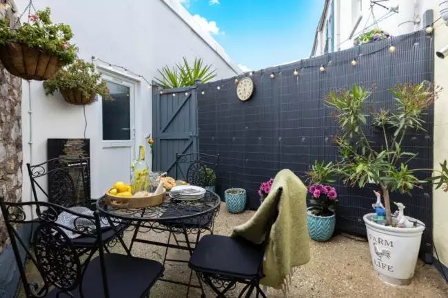 Garden courtyard with outdoor seating - Lilly's Cottage