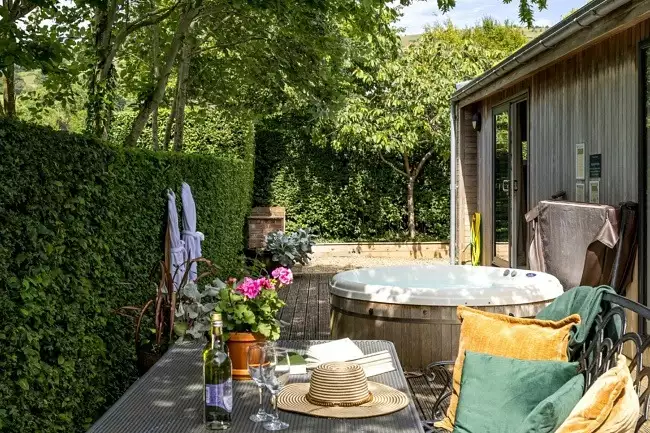Outdoor decking, hot tub, dining table and chairs - Amber Lodge