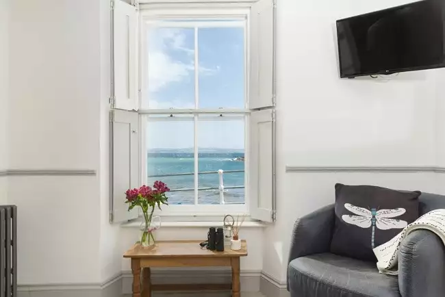Ocean view form living area with Smart TV - Glas Mor 